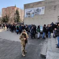 Черги до військкомату в Тернополі в перші дні повномасштабної війни: історичне фото