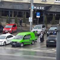 Біля «Маяка» наздоганяли чоловіка, а зараз відбувається обшук його авто
