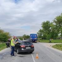 Двох людей госпіталізували після зіткнення Volkswagen із вантажівкою на Чортківщині