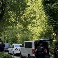 Сусіди чули постріли: озброєний чоловік ЗАБАРИКАДУВАВСЯ з жінкою на Бандери