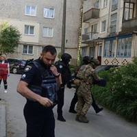 Спецоперація на «Східному»: чоловік вимагає покликати кума