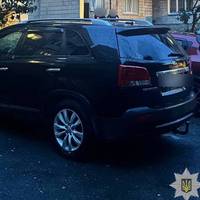 П’яний дебош у Тернополі: чоловік трощив припарковані авто просто посеред двору